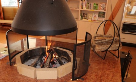 暖炉のそばの読書コーナー