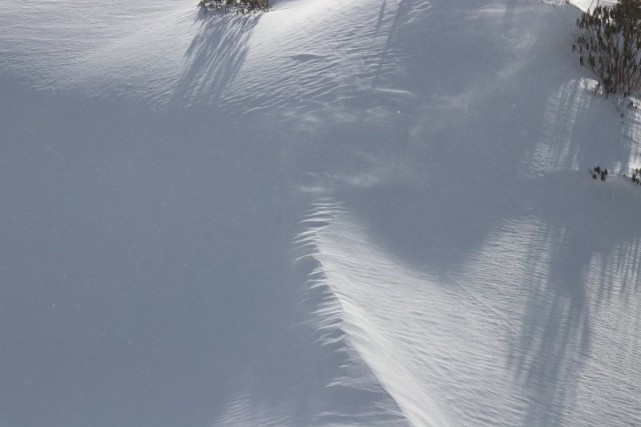 小さな尾根の雪煙