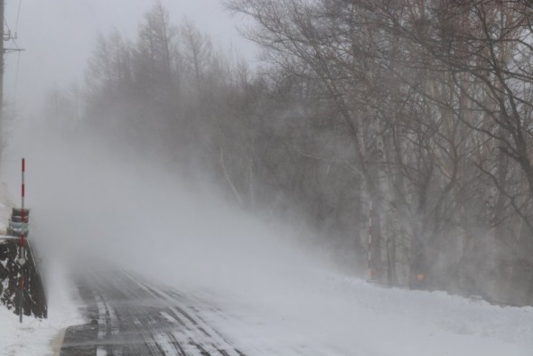 高波のような地吹雪